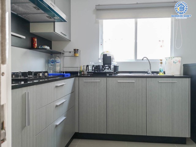 *****บ้านแฝดมือสองย่านปทุมธานี ม.บ้านฟ้าปิยรมย์ เทนโดร เนื้อที่กว้าง 38.10 ตร.ว. ฟังก์ชัน 3 ห้องนอน 3 ห้องน้ำ ที่จอดรถ 2 คัน ฟรี! เครื่องปรับอากาศ 4 เครื่อง ภายในกว้างขวาง สภาพเหมือนใหม่ บนทำเลแห่งการเดินทาง ใกล้รถไฟฟ้าสายสีเขียว "สถานีคูคต" และจุดขึ้นมอเตอร์เวย์